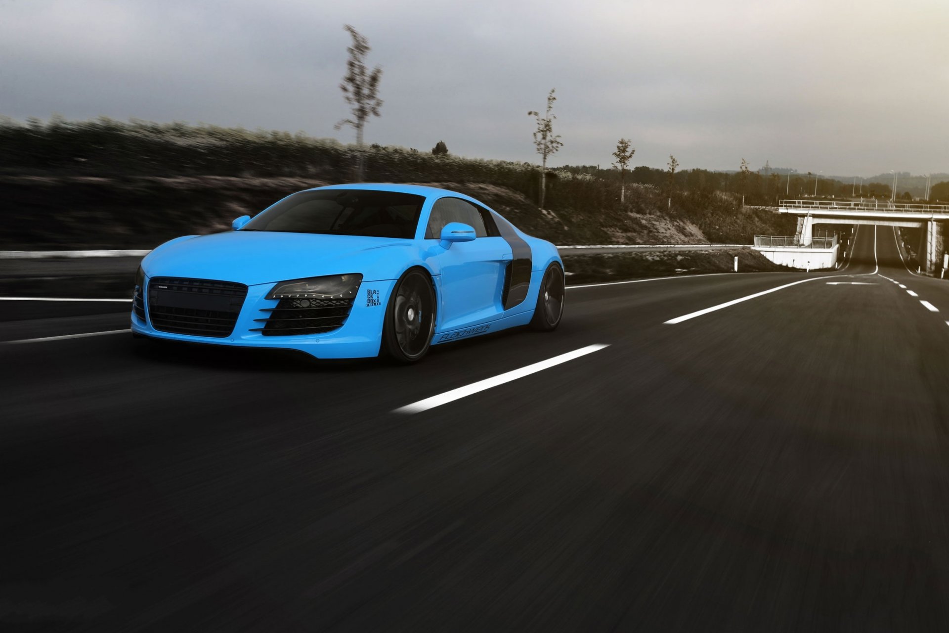 audi r8 bleu route vitesse audi r8 bleu balisage ciel nuages