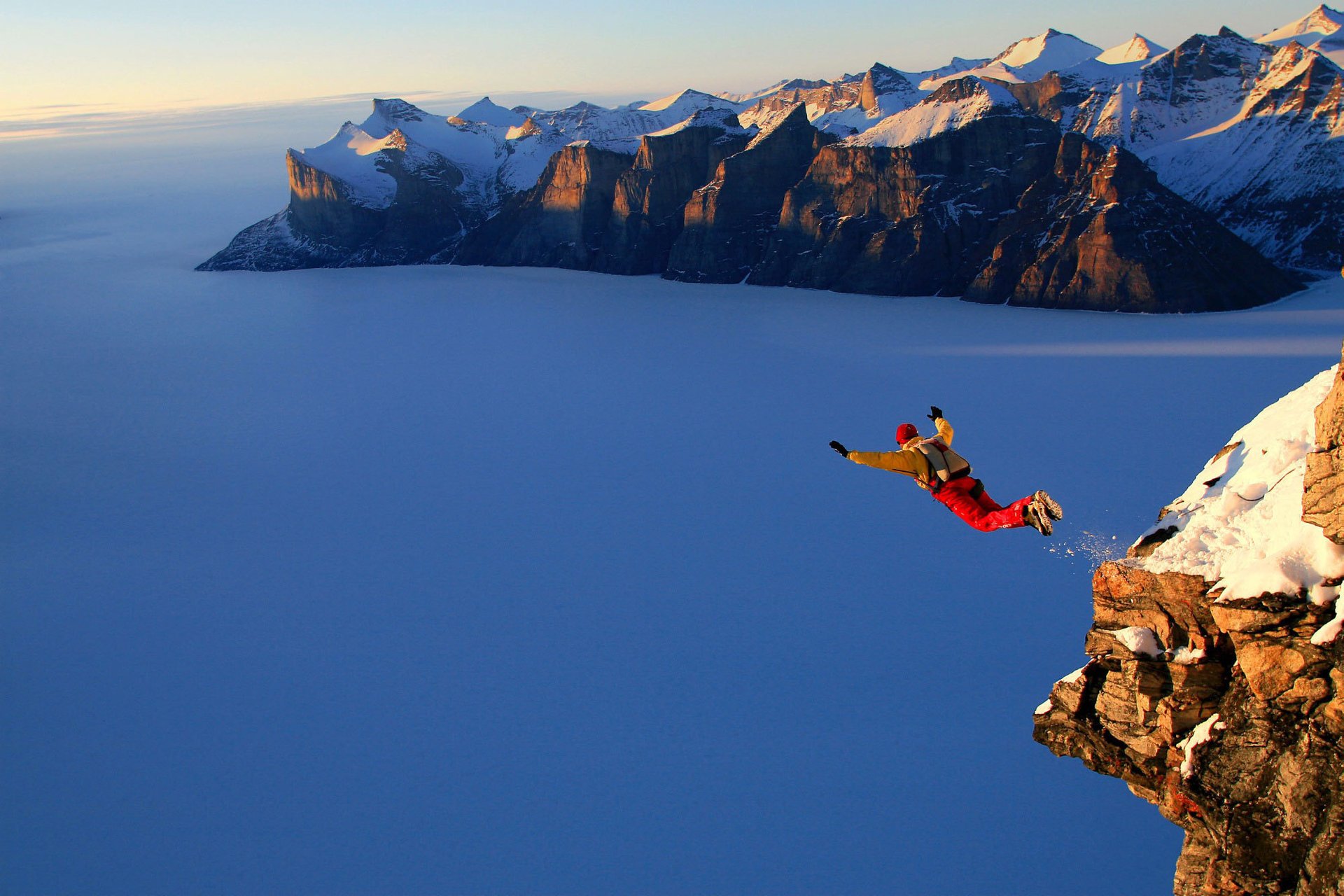 paracaidista altitud nieve montañas salto