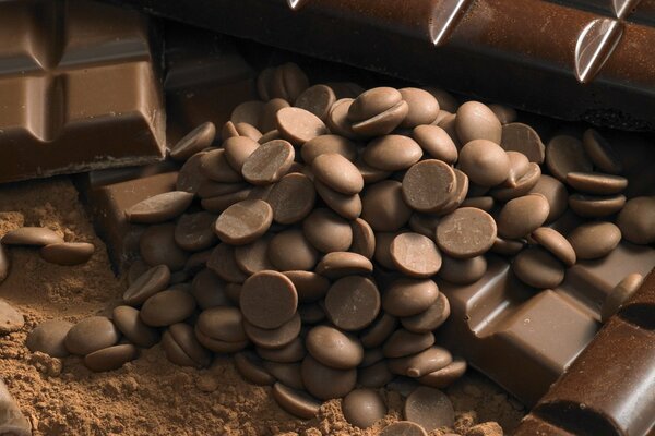 Placer le chocolat sur les kakayas, les tranches et les Carreaux