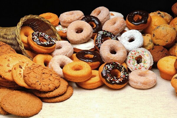 Un montón de galletas de Donuts y magdalenas