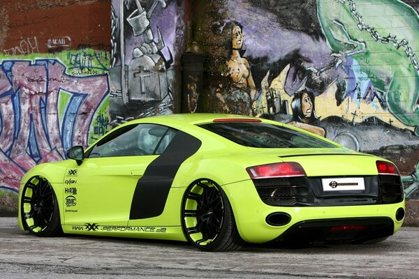 Hellgrüner Audi r8 auf Wandhintergrund mit Graphit