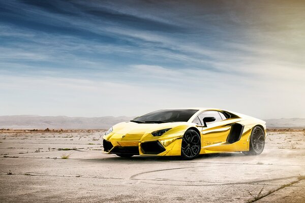 Lamborghini de cromo dorado en el desierto