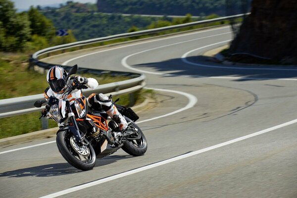 Moto de alta velocidad Duke 2013 en movimiento en la pista