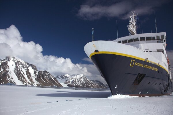 Navire de croisière expéditionnaire dans la glace