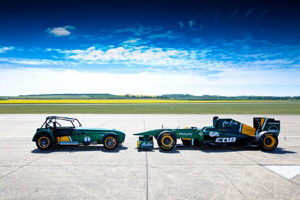 Dos coches de carreras en la Cancha