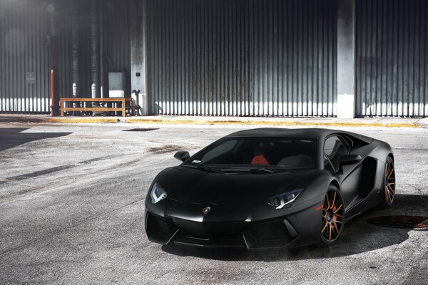 Lamborghini aventodor negro con discos de color naranja