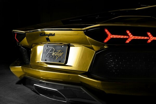 Goldener prestigeträchtiger Lamborghini aventador