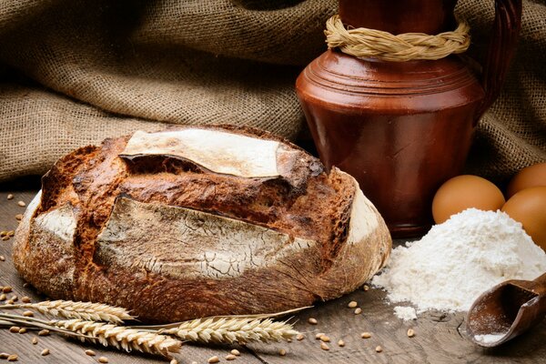 Pane fresco. Grano sul tavolo