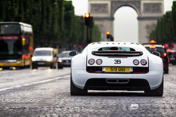 Bugatti en las calles de Francia vista trasera