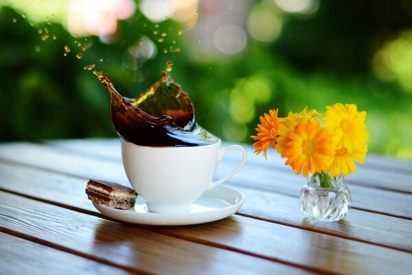 Café dans une tasse blanche en mode macro