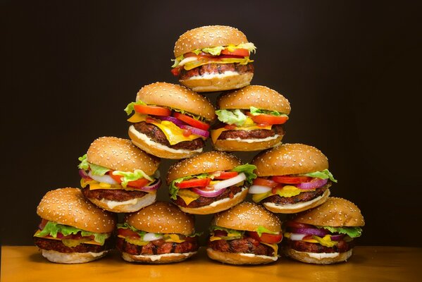 Gli hamburger giacciono così appetitosi che vuoi mangiarli