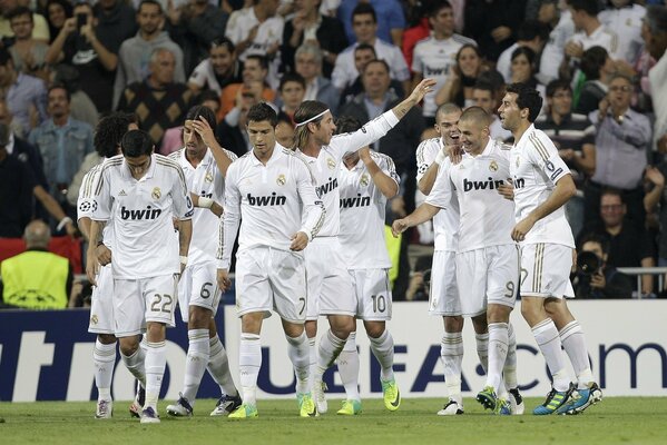 La squadra di calcio si rallegra della vittoria