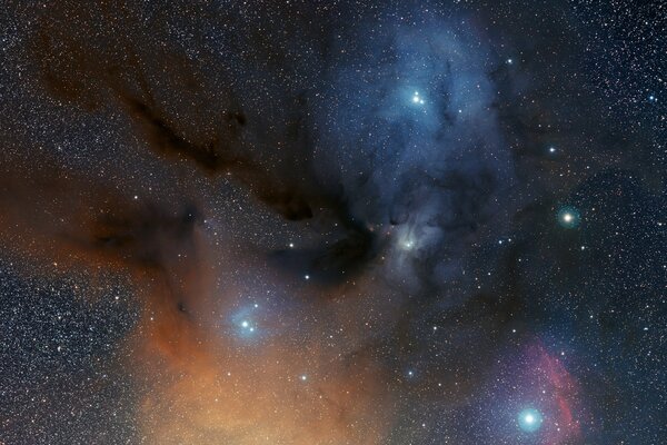 La luce della costellazione di Ofiuco nella nebulosa