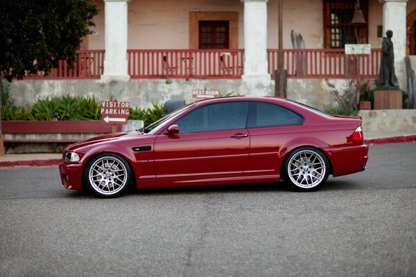 Ein roter BMW steht im Hof