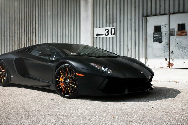 Lamborghini, auf einem Metall-Hangar-Hintergrund