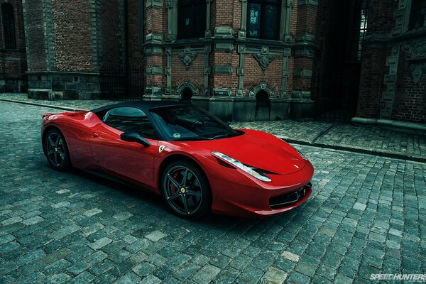 Rojo ferrari 458 italia en la calle de la ciudad