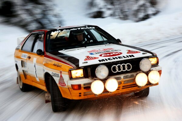 Audi en el Rally conduce a alta velocidad en la nieve