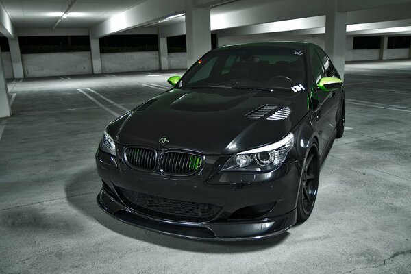 BMW nera dopo la messa a punto nel garage sotterraneo