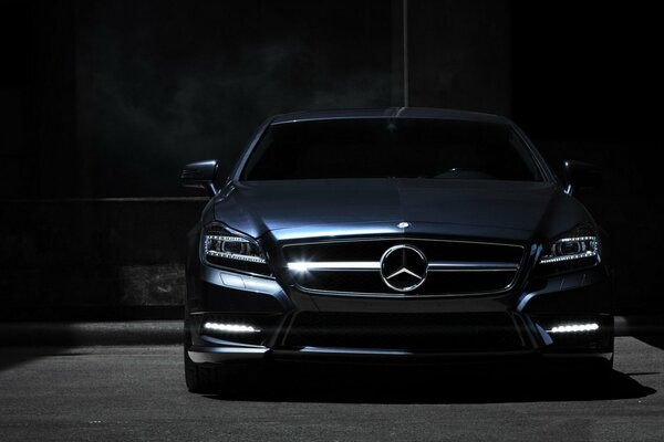 Parte delantera del coche mercedes benz cls