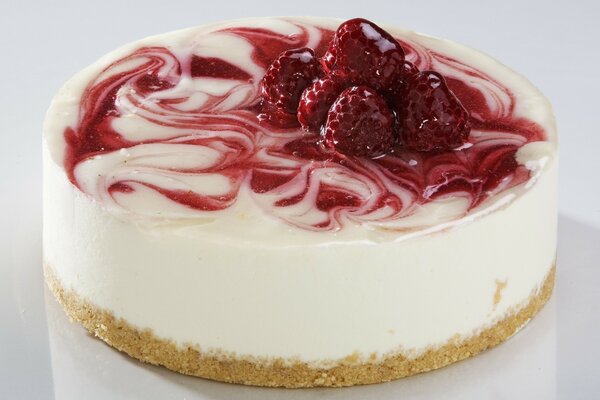 Käsekuchen mit Himbeeren und Sahne zum Frühstück