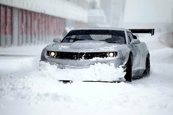 La chevrolet camaro ZL1 invernale taglia La tempesta di neve