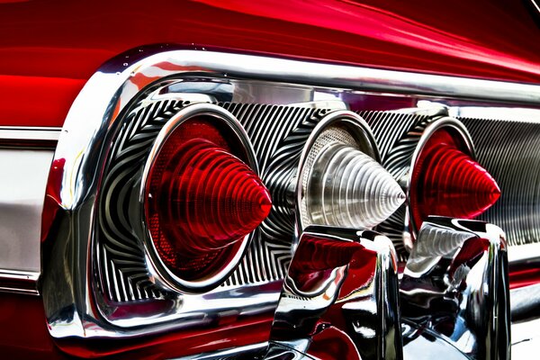 Feux arrière de voiture rouges