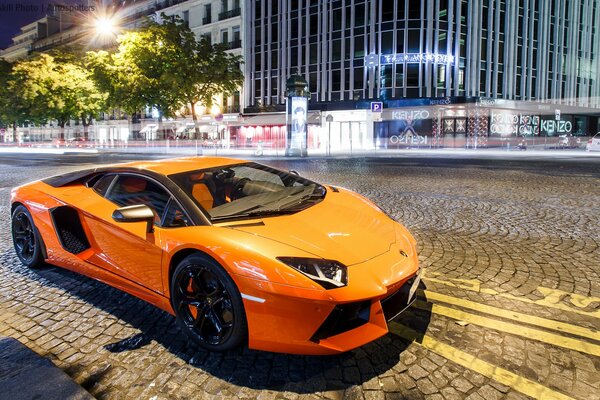 Voiture de prestige dans le centre-ville