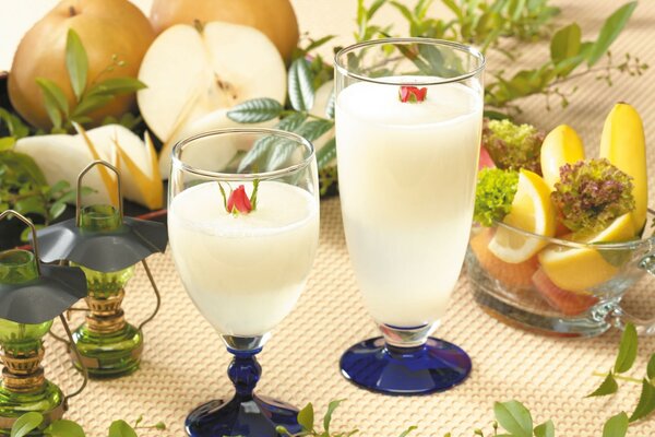 Bodegón vasos de leche con frutas