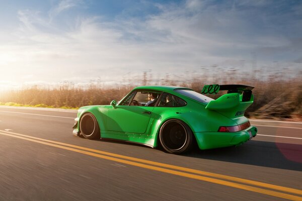 Tuning verde Porsche 911 coche en la carretera