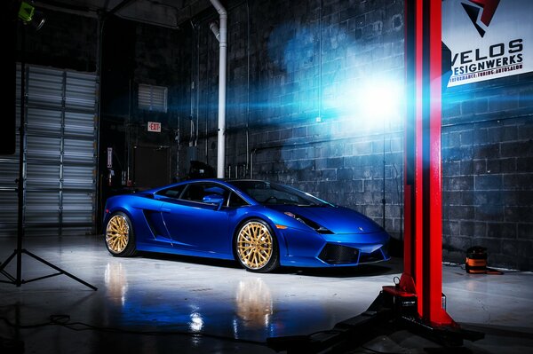 Lamborghini sportlicher blauer Supersportwagen