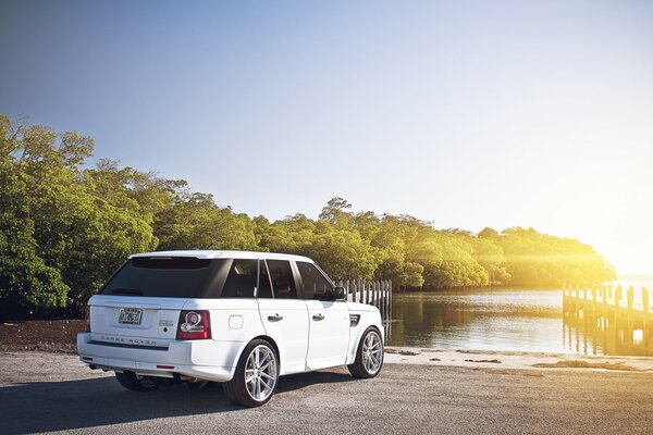 Weißer Range Rover am Ufer im Morgengrauen