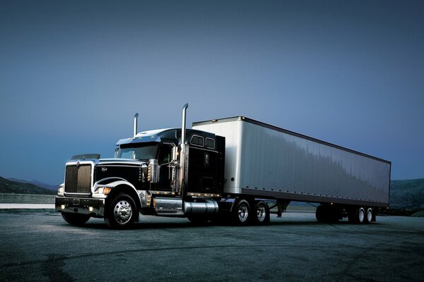 Gros camion sur fond de ciel