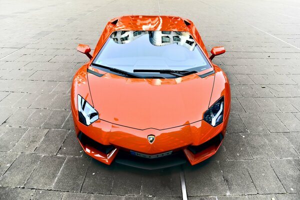 Orange Lamborghini Aventador auf Pflastersteinen