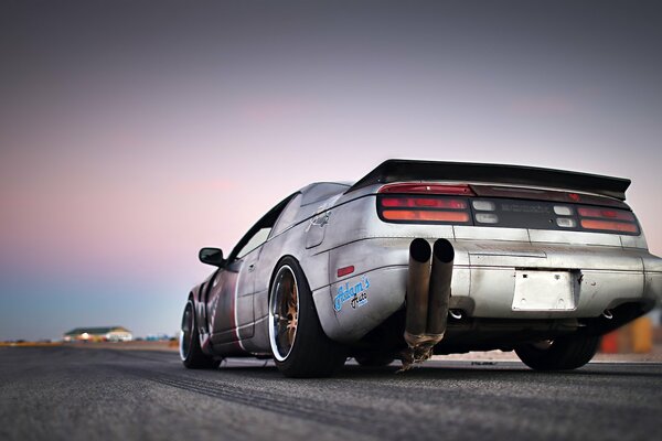 Elegante sporttar nissan 300zx con messa a punto