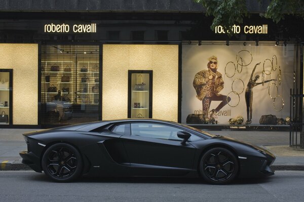 Cher Lamborghini noir arrêté dans les boutiques italiennes