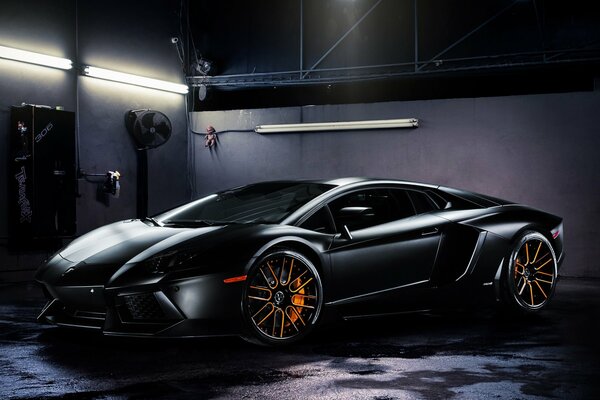 Negro Lamborghini Aventador en el garaje