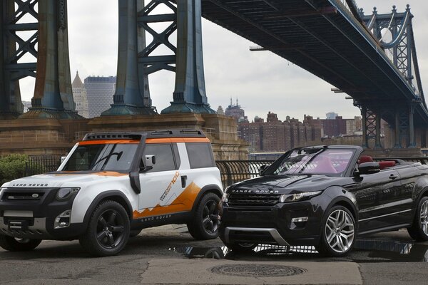 Renge Rover Cabrio und Land Rover auf Brückenhintergrund