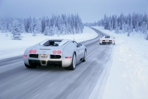 Biały Bugatti veyron z napędem na przednie koła porusza się po zimowej drodze