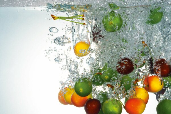 Lime, limone, albicocca cadono in acqua