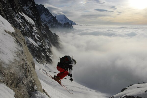 Skifahrer macht Stunts vom Berg