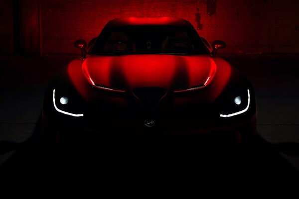 La supercar rossa Dodge Viper gts nel crepuscolo