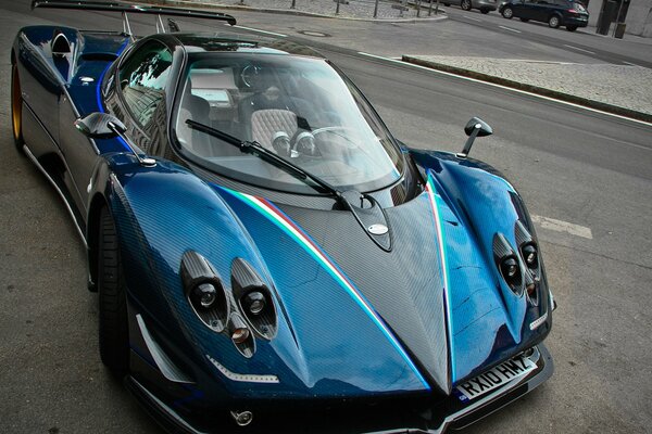 Elegante azul marino Pagani sonda sportcar