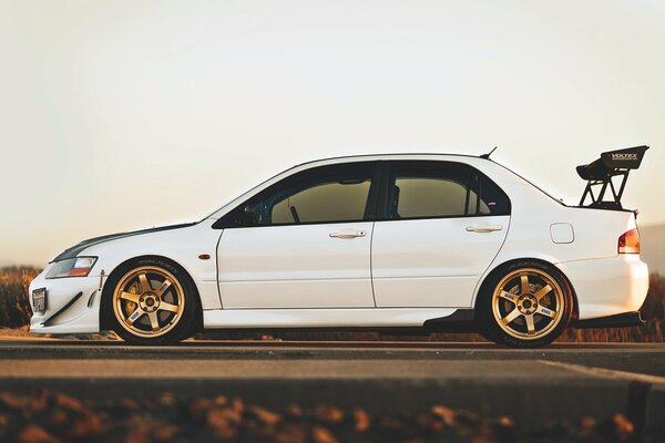 Voiture blanche Mitsubishi Evo lancer