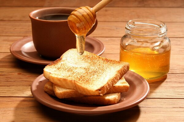 Tostadas deliciosas con miel y té