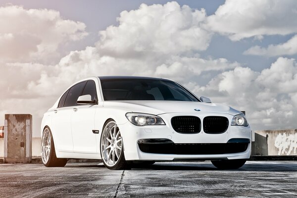 BMW blanc et ciel nuageux