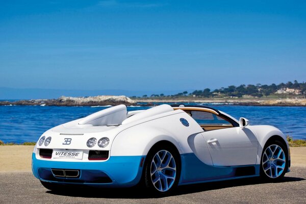 Beau bugatti veyron. Car sport sur fond de mer