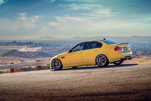 Gelbes Auto bmw m3 auf der Straße