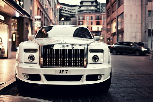 Le prestigieux White Rolls Royce dans le paysage urbain