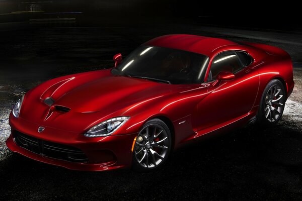 Dodge rosso sull asfalto bagnato nel crepuscolo