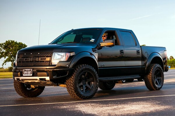 Ford f - 150 na tle nieba